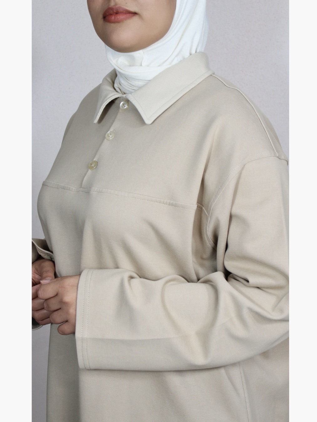 Polo modeste à boutons  - Taille: Taille 1: (36-40)- longueur 80 cm | Couleur: Nude avec col beige