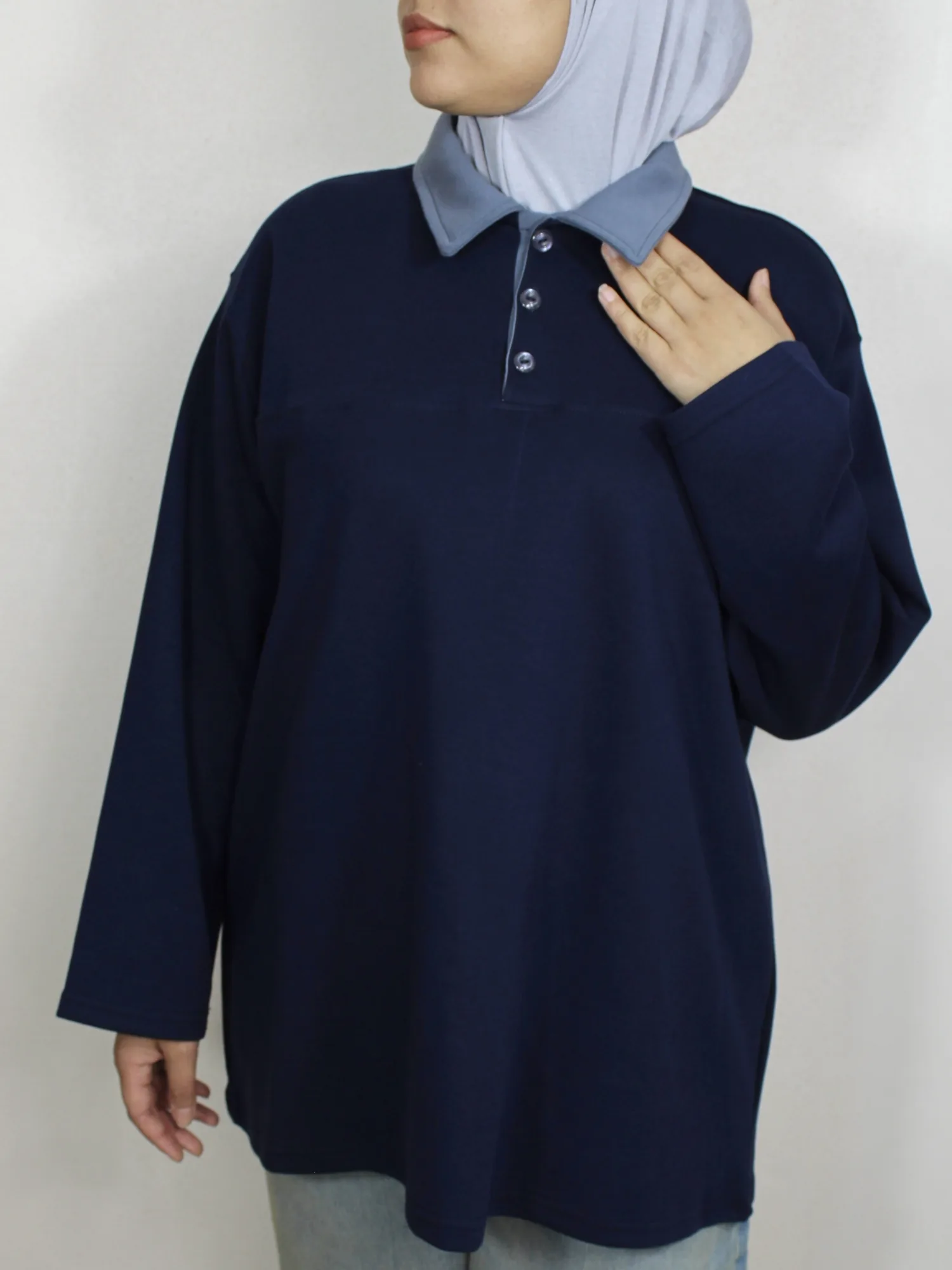 Polo modeste à boutons  - Taille: Taille 2 : (42-48)- longueur 85 cm | Couleur: Bleu nuit avec col gris